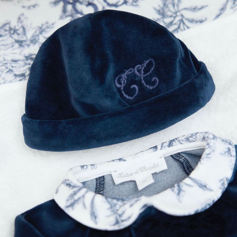Bonnet de naissance Toile de Jouy bleu Tartine et Chocolat Ambiance 2