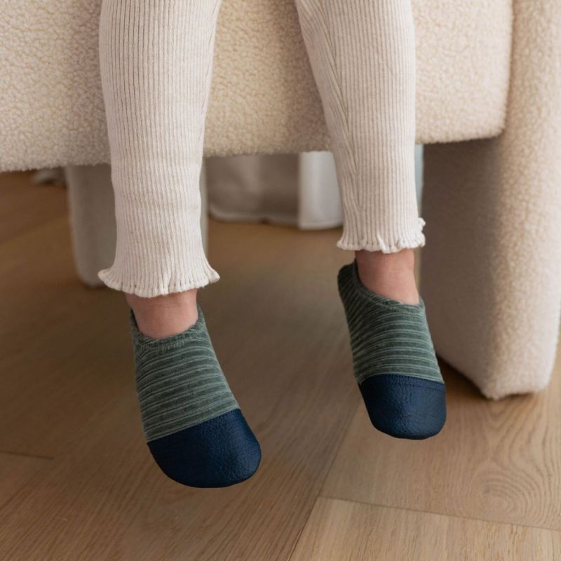 Chaussons Les Petits Velours Gris Vert (pointures 21-23) Les Pas Petits Ambiance 4