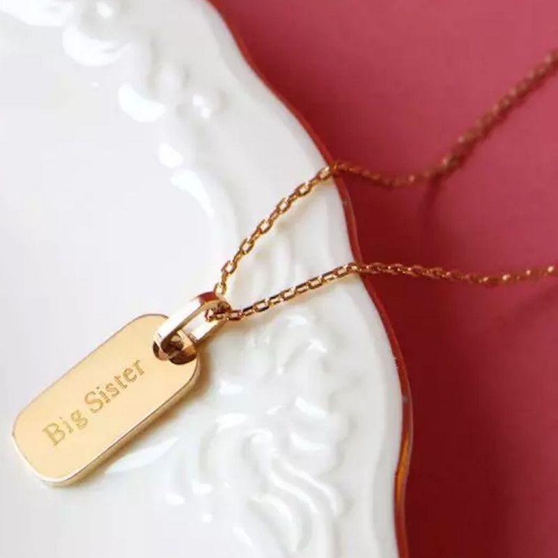 Collier chaîne Petite plaque personnalisable (plaqué or) Petits trésors Ambiance 2