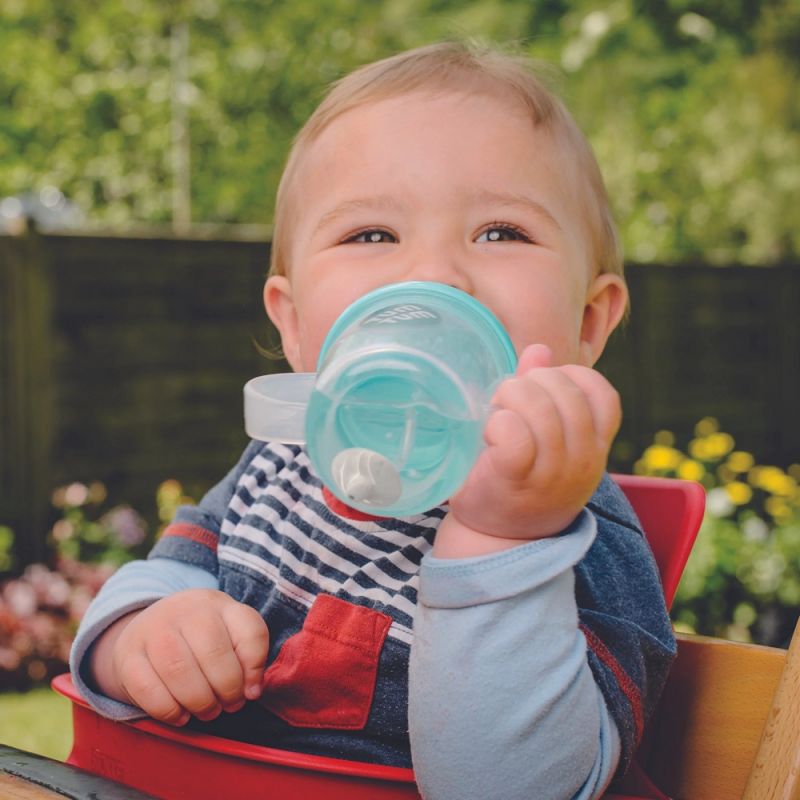 Image d'ambiance de présentation du produit Tasse antifuite avec paille lestée Ourson bleu (200 ml) - TUM TUM