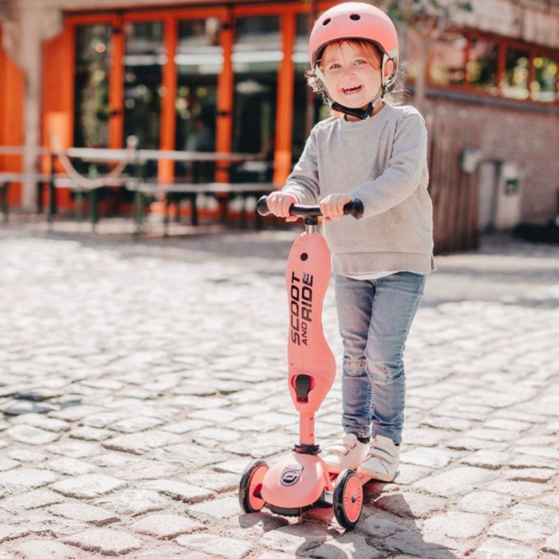 Porteur évolutif en trottinette Highwaykick 1 Peach Scoot and ride Ambiance 2