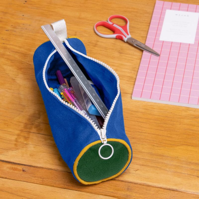 Trousse scolaire ronde Mia Bleu électrique Hindbag Ambiance 5