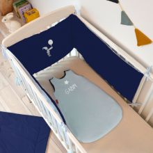 Tour de lit bleu clair et bleu marine personnalisable (pour lits 60 x 120 cm et 70 x 140 cm)  par Les Griottes