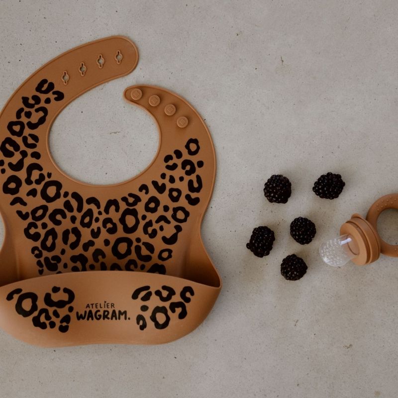 Bavoir en silicone Léopard Marron Atelier Wagram Ambiance 6