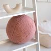 Coussin balle Guava Pink molletonné Wigiwama Ambiance 5