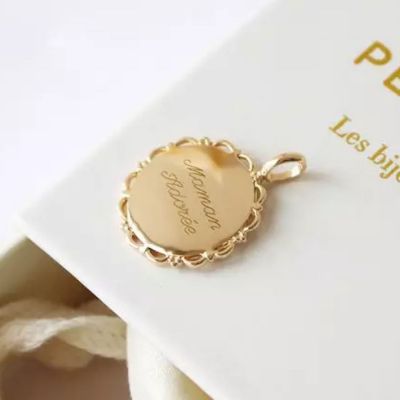 Pendentif médaille Dentelle personnalisable (plaqué or)