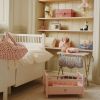 Lit pour poupée en bois rose Konges Slojd Ambiance 4