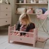 Lit pour poupée en bois rose Konges Slojd Ambiance 8