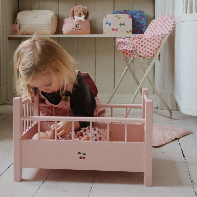 Lit pour poupée en bois rose Konges Slojd Ambiance 2
