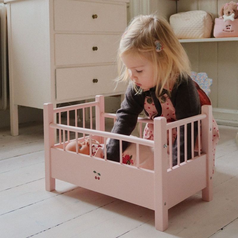 Lit pour poupée en bois rose Konges Slojd Ambiance 5