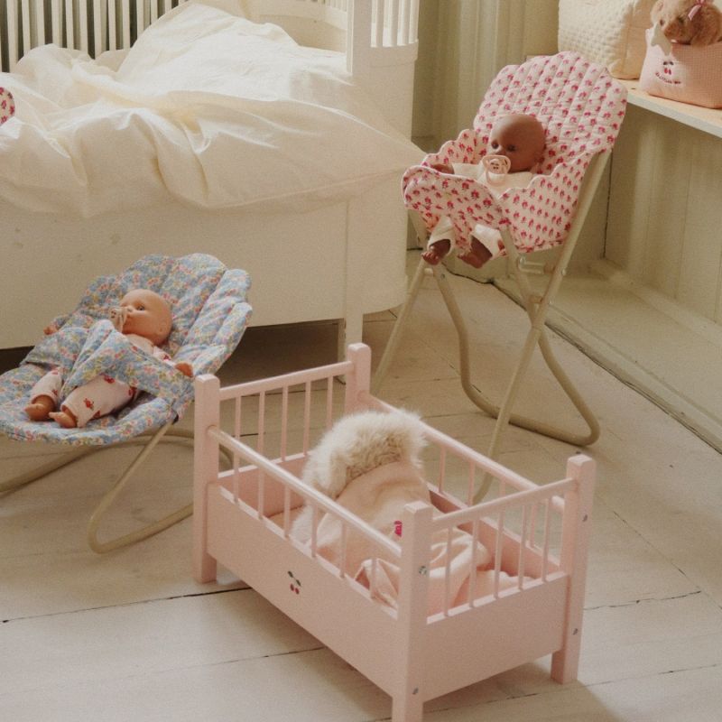 Lit pour poupée en bois rose Konges Slojd Ambiance 6