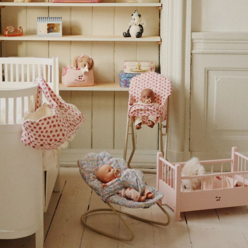 Lit pour poupée en bois rose Konges Slojd Ambiance 7
