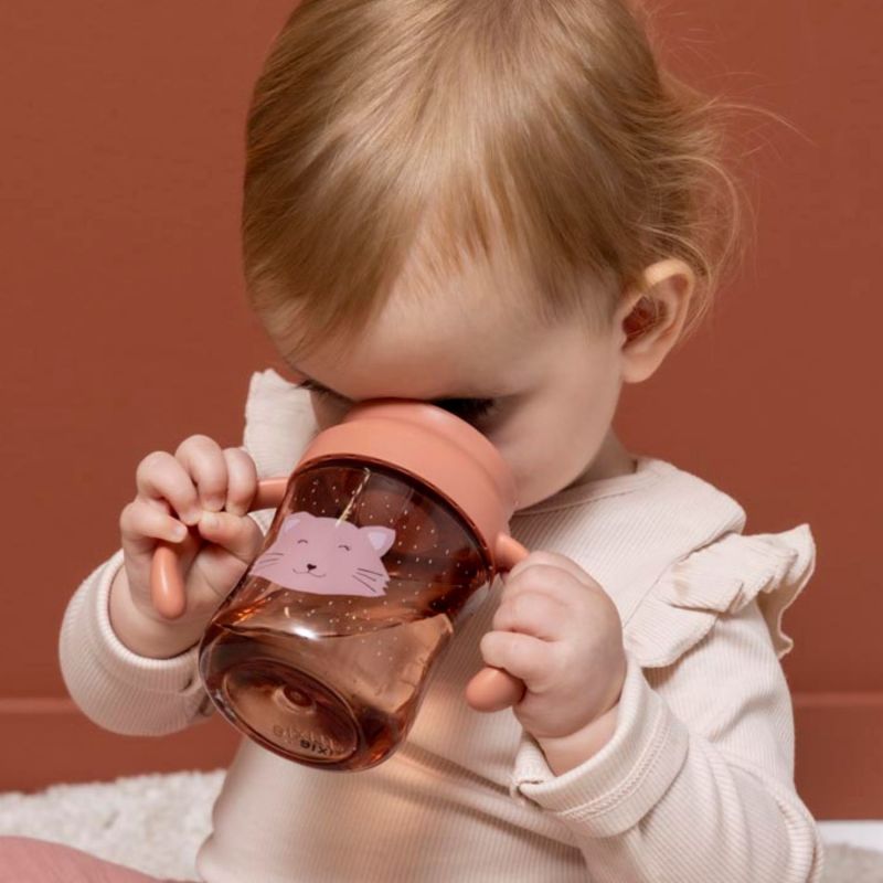 Tasse d'apprentissage avec poignées Mrs. Cat Trixie Ambiance 2