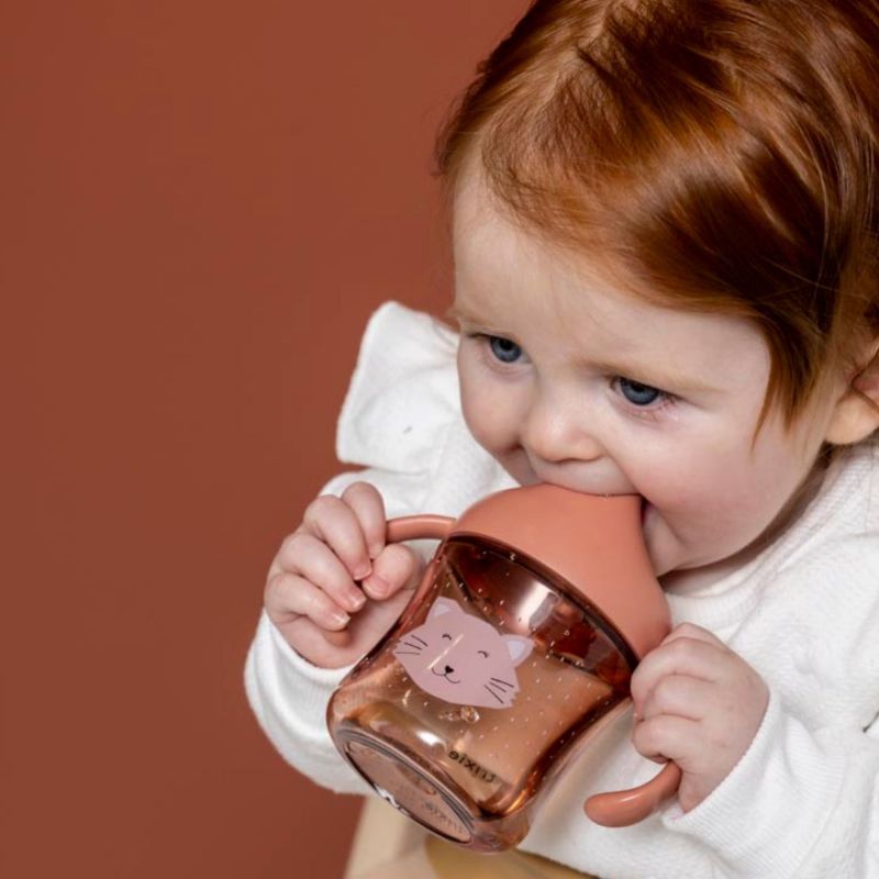 Tasse d'apprentissage avec poignées Mrs. Cat Trixie Ambiance 6