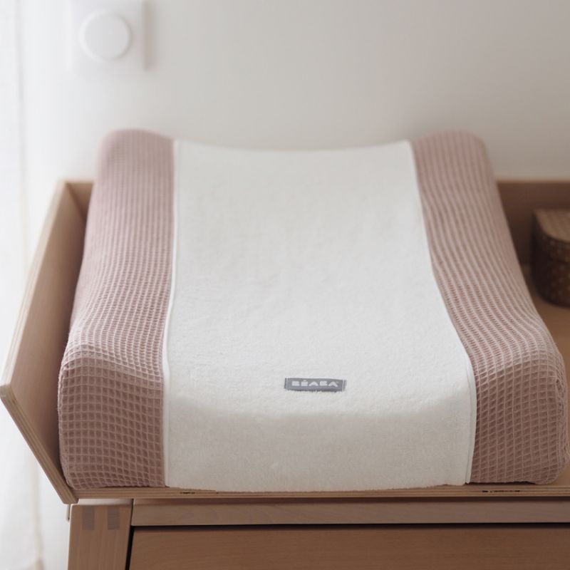 Image d'ambiance de présentation du produit Housse pour matelas à langer Sofalange vieux rose - Béaba