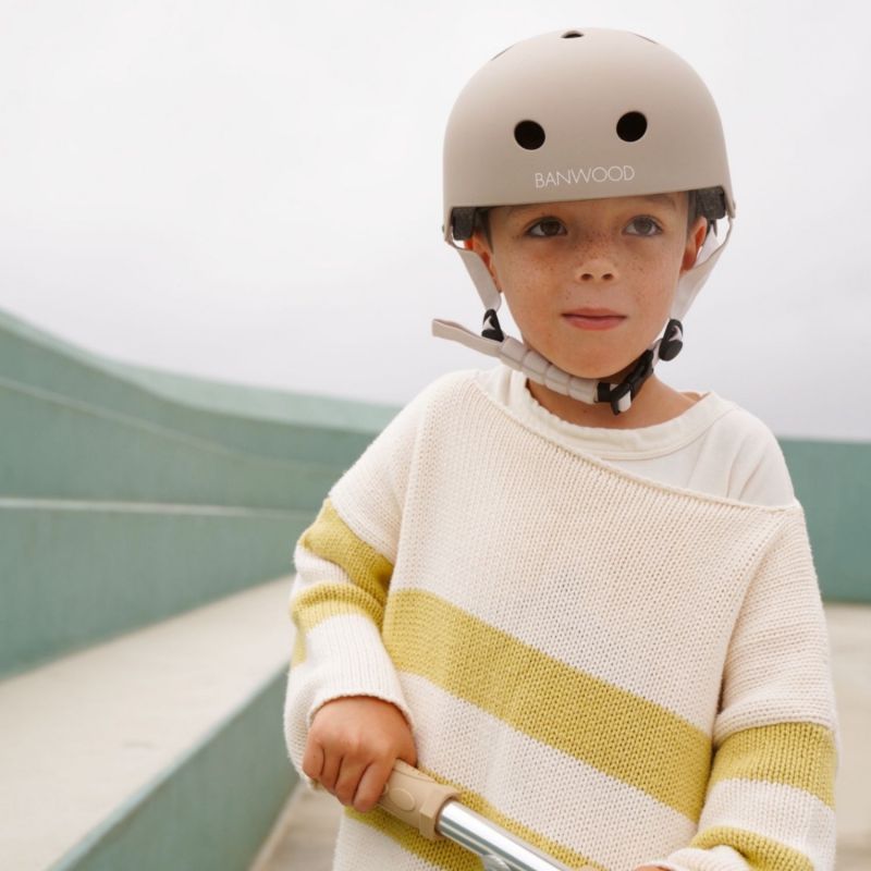 Image d'ambiance de présentation du produit Casque ECO Sand (3-7 ans; 50-54 cm) - Banwood