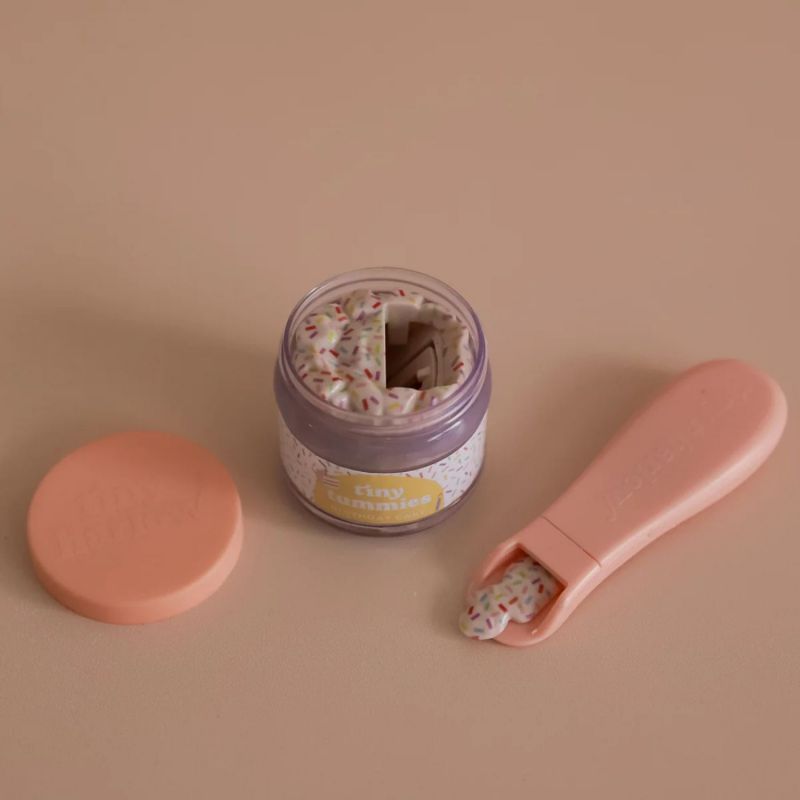 Coffret repas petit pot et biberon magiques pour poupée Anniversaire Tiny Harlow Ambiance 4