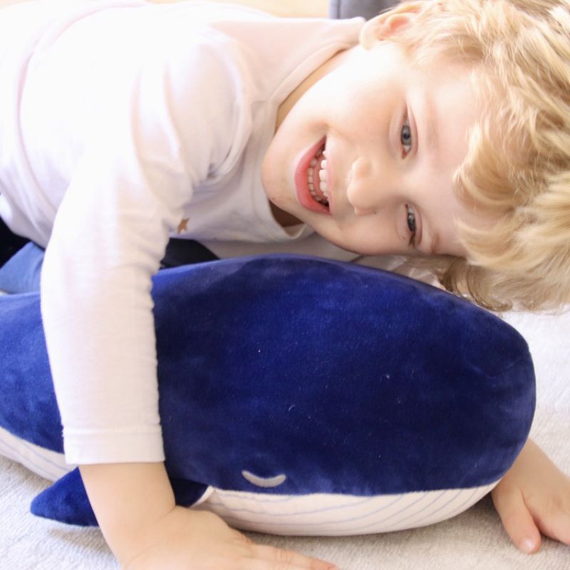 Image d'ambiance de présentation du produit Peluche baleine Kanaora (46 cm) - Trousselier