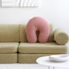 Coussin en U Guava Pink molletonné Wigiwama Ambiance 3