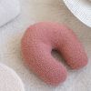 Coussin en U Guava Pink molletonné Wigiwama Ambiance 4