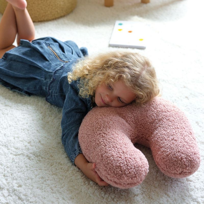 Coussin en U Guava Pink molletonné Wigiwama Ambiance 2