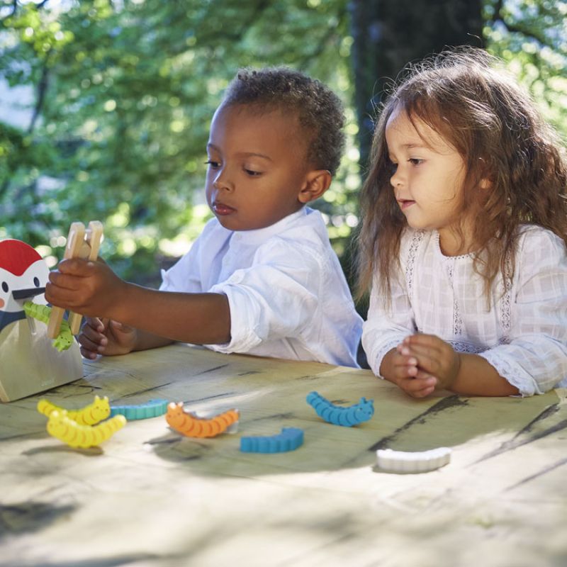 Image d'ambiance de présentation du produit Jeu des couleurs Pic Pic et chenilles en bois WWF - Janod