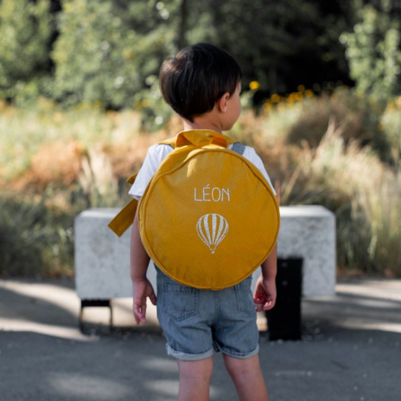 Image d'ambiance de présentation du produit Sac à dos enfant jaune moutarde (personnalisable) - Les Griottes