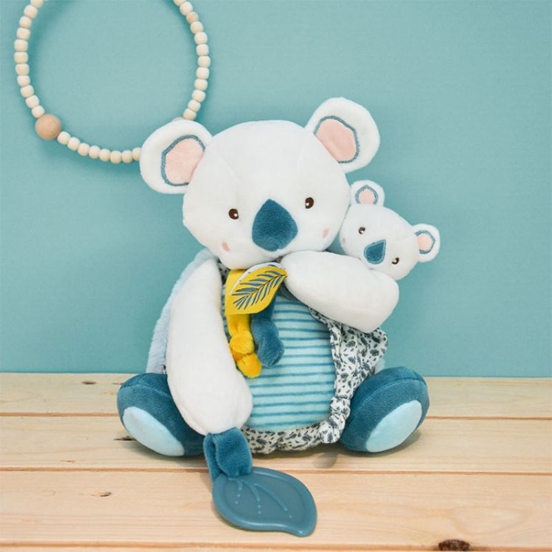 Image d'ambiance de présentation du produit Coffret peluche d'activités Yoca le koala et son bébé (20 cm) - Doudou et Compagnie