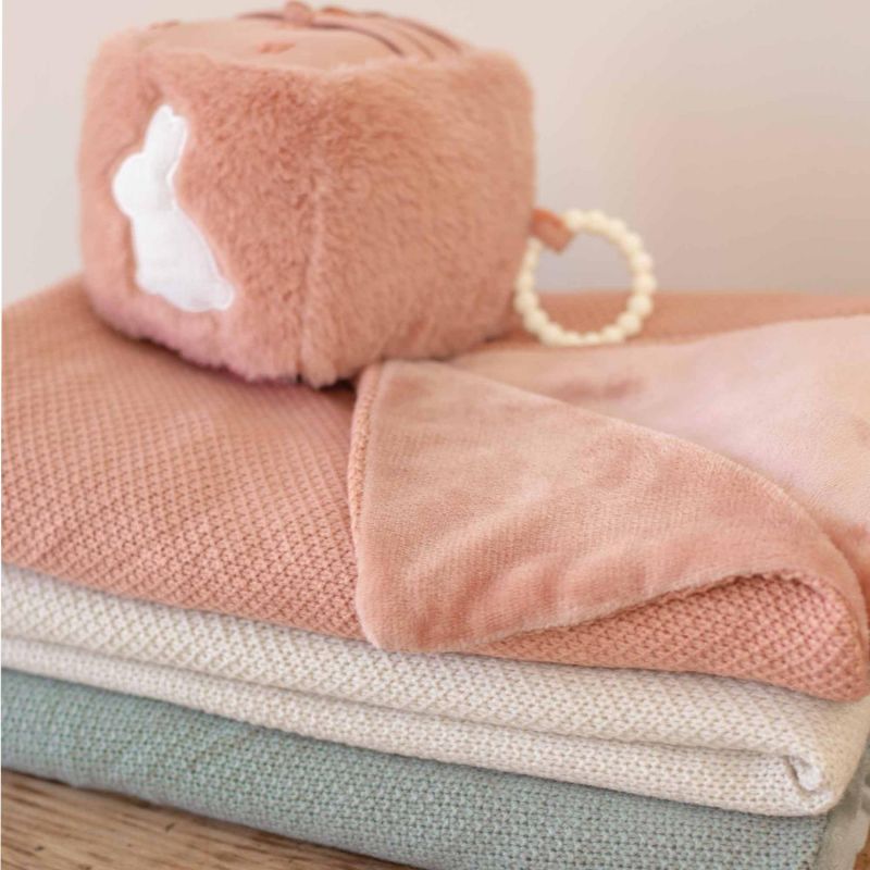 Couverture en tricot et flanelle Sable (75 x 100 cm) Trois Kilos Sept Ambiance 3