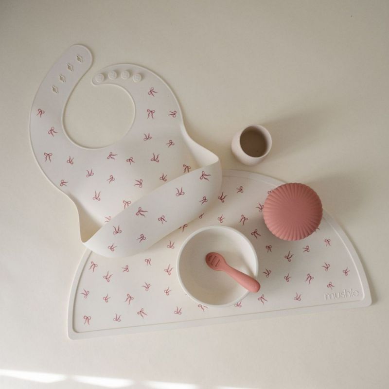 Set de table en silicone Bows Mushie Ambiance 2