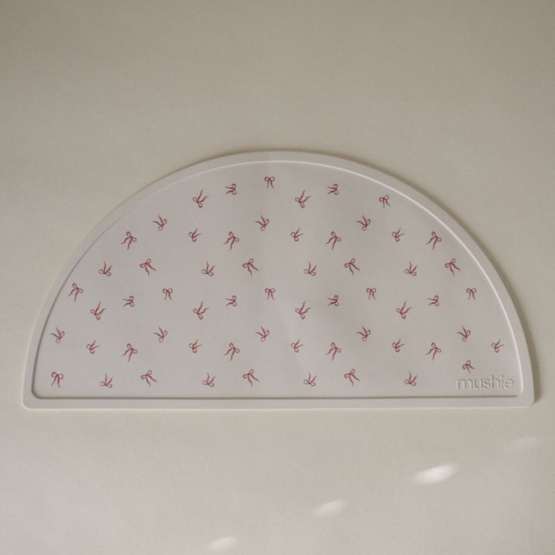 Set de table en silicone Bows Mushie Ambiance 3
