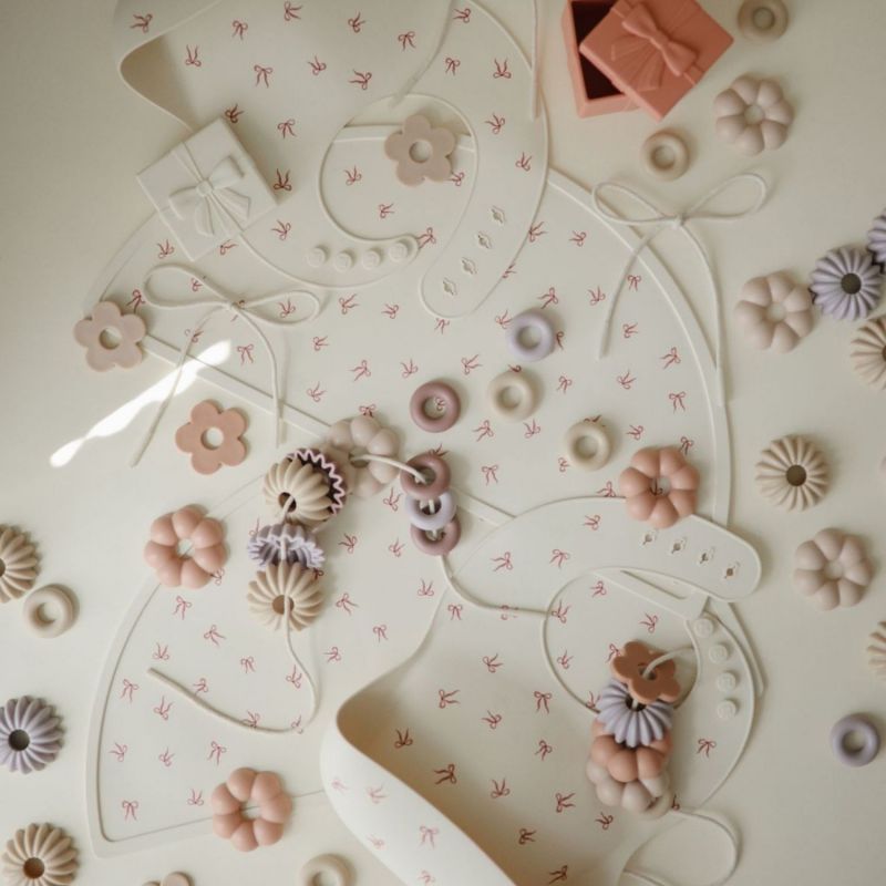 Set de table en silicone Bows Mushie Ambiance 4