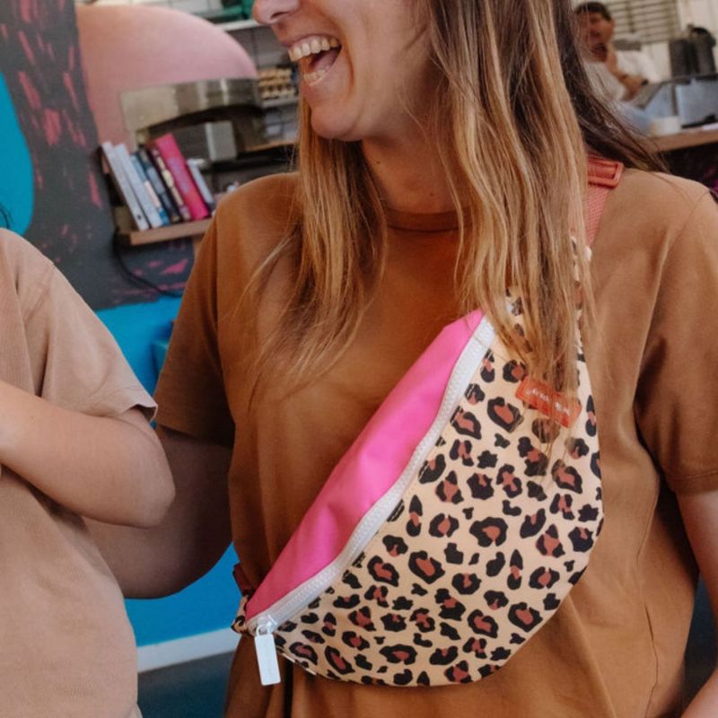 Sac banane adulte Leopard Hello Hossy Ambiance 5