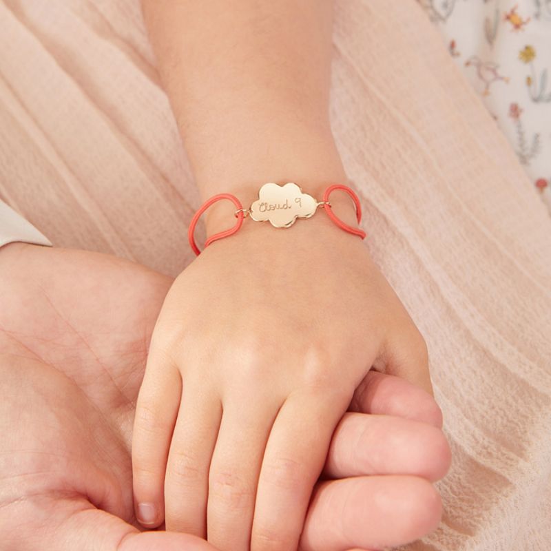 Image d'ambiance de présentation du produit Bracelet bébé sur cordon Nuage personnalisable (plaqué or) - Merci Maman