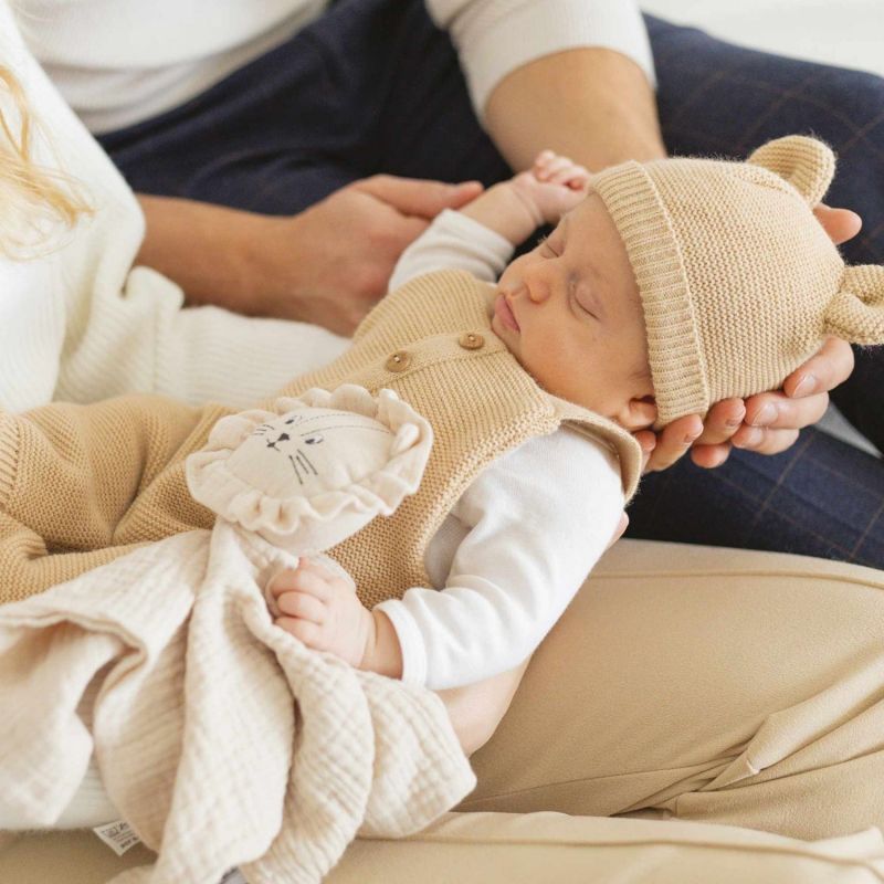 Bonnet de naissance Ours en maille Caramel (0-1 mois) Trois Kilos Sept Ambiance 2