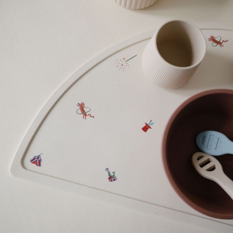 Set de table en silicone Circus Mushie Ambiance 3