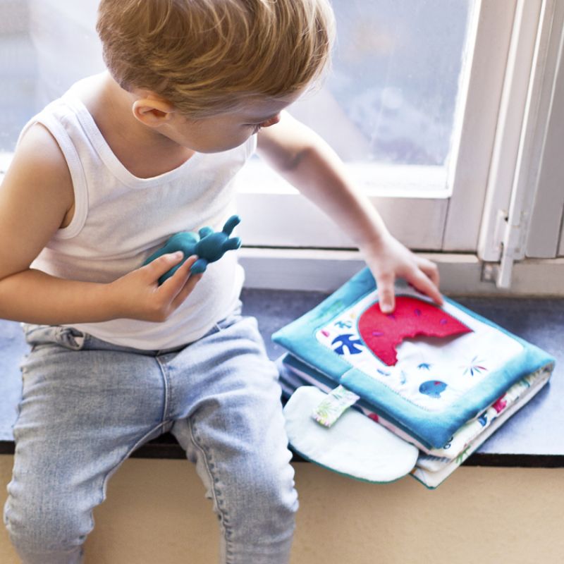 Image d'ambiance de présentation du produit Livre bébé en tissu Papa t'es où - Lilliputiens