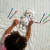 Ours en Peluche à colorier lavable et réutilisable Conte de fées avec 10 feutres (25 cm) Eatsleepdoodle Ambiance 3