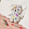 Ours en Peluche à colorier lavable et réutilisable Conte de fées avec 10 feutres (25 cm) Eatsleepdoodle Ambiance 6