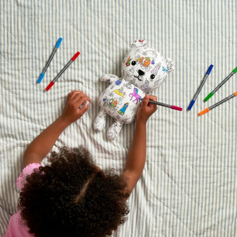 Ours en Peluche à colorier lavable et réutilisable Conte de fées avec 10 feutres (25 cm) Eatsleepdoodle Ambiance 3