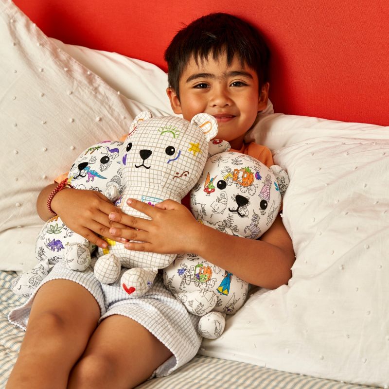 Ours en Peluche à colorier lavable et réutilisable Conte de fées avec 10 feutres (25 cm) Eatsleepdoodle Ambiance 4