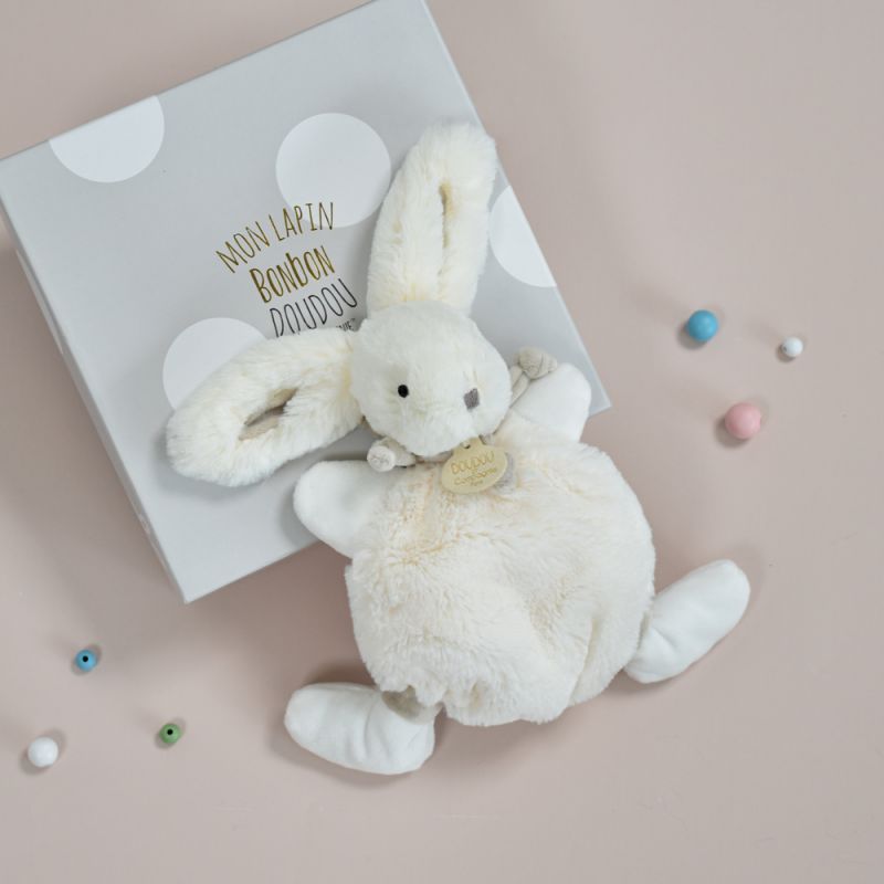 Image d'ambiance de présentation du produit Coffret doudou plat gris Mon tout petit Lapin Bonbon (26 cm) - Doudou et Compagnie