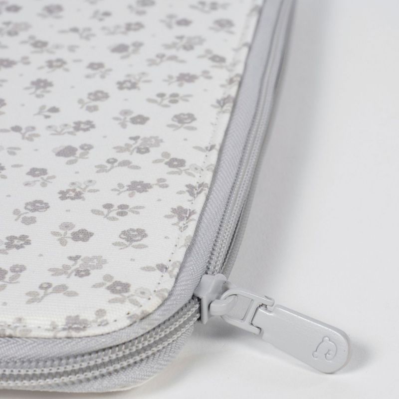 Protège carnet de santé Little Bloom Fleurs Gris Pasito a pasito Ambiance 5