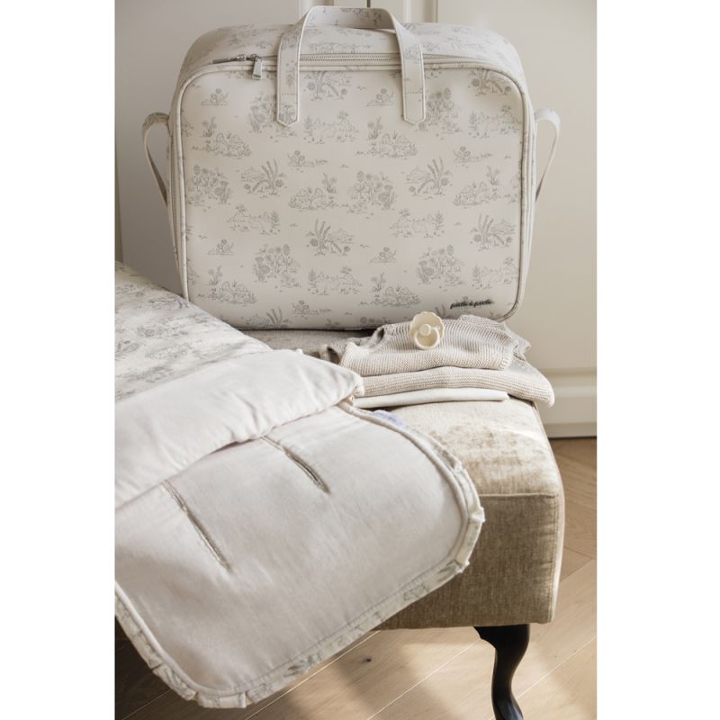 Image d'ambiance de présentation du produit Valise de maternité Toile de Jouy Cream - Pasito a pasito