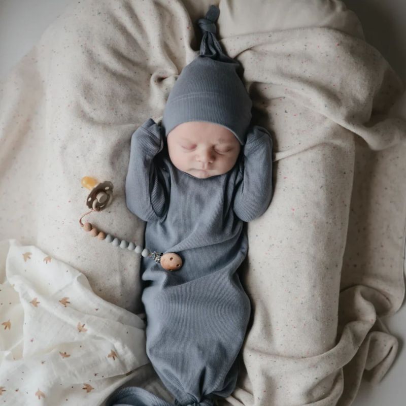 Bonnet de naissance côtelé Tradwinds Mushie Ambiance 3