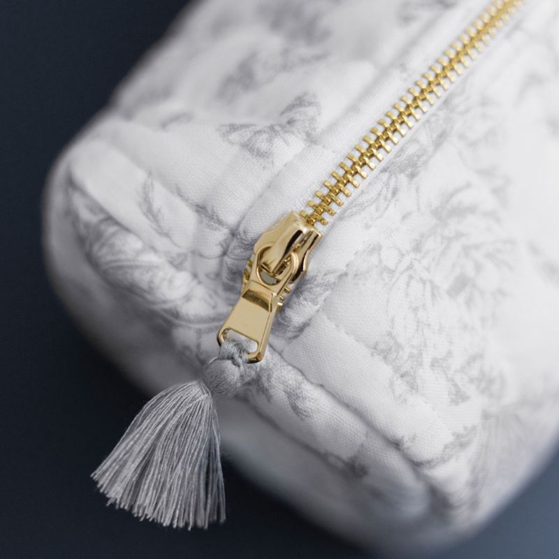 Trousse de toilette Toile de Jouy gris Tartine et Chocolat Ambiance 4