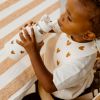Bavoir en silicone Coeurs Crème Atelier Wagram Ambiance 4