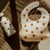 Bavoir en silicone Coeurs Crème Atelier Wagram Ambiance 6