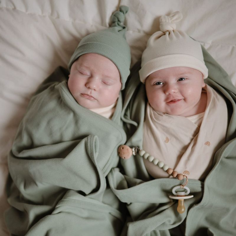 Bonnet de naissance côtelé Roman Green Mushie Ambiance 2