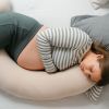 Coussin de maternité Buddy Corduroy Sand Doomoo Ambiance 2